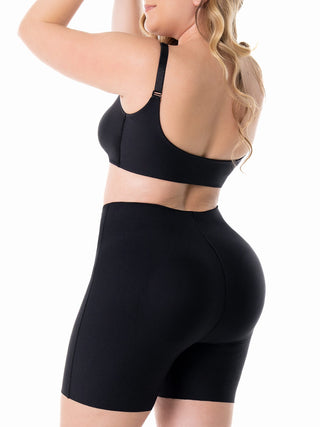 Short Modelador Básico Cintura Alta MariaE na cor Preto – vista de costas. Elástico Siliconado. Ref. BS001ST