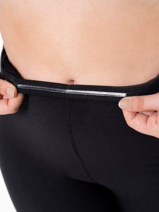 Short Modelador Básico Cintura Alta MariaE na cor Preto – detalhe do acabamento. Elástico Siliconado. Ref. BS001ST