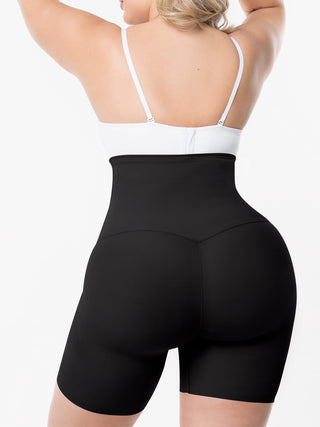 Short Modelador Cintura Alta MariaE na cor Preto – vista de costas. Efeito Invisível. Ref. SO158ST