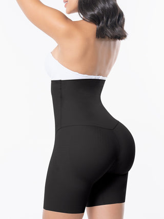 Short Modelador Cintura Alta MariaE na cor Preto – vista de costas. Efeito Invisível. Ref. SO158ST