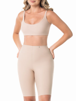 Short Modelador Longo MariaE na cor Latte – vista frontal. Faixa Siliconada Antiderrapante. Ref. BS005ST