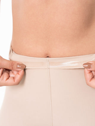 Short Modelador Longo MariaE na cor Latte – detalhe do acabamento. Faixa Siliconada Antiderrapante. Ref. BS005ST