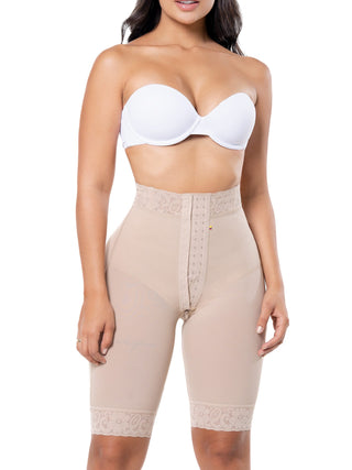 Short Modelador Meia Coxa MariaE na cor Latte – vista frontal. Alta Compressão. Ref. SO312SR