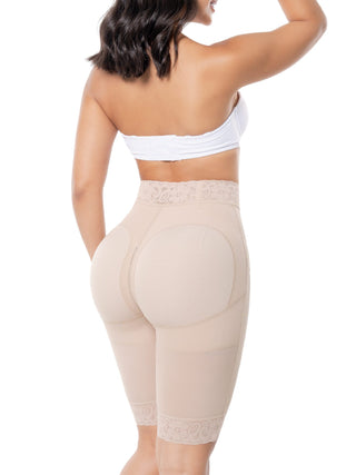 Short Modelador Meia Coxa MariaE na cor Latte – vista de costas. Alta Compressão. Ref. SO312SR