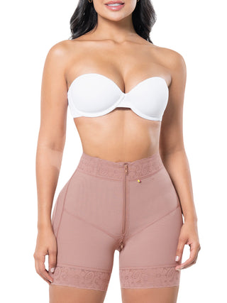 Short Modelador Meia Coxa MariaE na cor Cacau – vista frontal. Efeito Push-Up. Ref. SO310SR