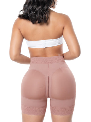 Short Modelador Meia Coxa MariaE na cor Cacau – vista de costas. Efeito Push-Up. Ref. SO310SR