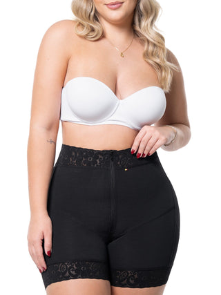 Short Modelador Meia Coxa MariaE na cor Preto – vista frontal. Efeito Push-Up. Ref. SO310SR