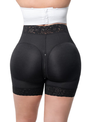 Short Modelador Meia Coxa MariaE na cor Preto – vista de costas. Efeito Push-Up. Ref. SO310SR