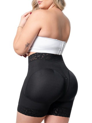 Short Modelador Meia Coxa MariaE na cor Preto – vista de perfil. Efeito Push-Up. Ref. SO310SR