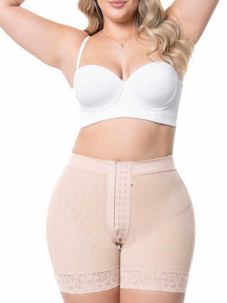 Short Modelador Meia Coxa MariaE na cor Bege – vista frontal. Levanta Bumbum. Ref. SO302SR