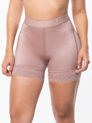 Short Modelador Meia Coxa MariaE na cor Cacau – vista frontal. Levanta Bumbum. Ref. SO100ST