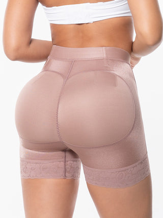 Short Modelador Meia Coxa MariaE na cor Cacau – vista de costas. Levanta Bumbum. Ref. SO100ST