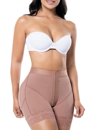 Short Modelador Meia Coxa MariaE na cor Cacau – vista frontal. Levanta Bumbum. Ref. SO302SR