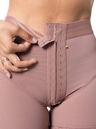 Short Modelador Meia Coxa MariaE na cor Cacau – detalhe do acabamento. Levanta Bumbum. Ref. SO302SR