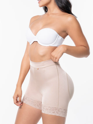 Short Modelador Meia Coxa MariaE na cor Latte – vista de perfil. Levanta Bumbum. Ref. SO100ST