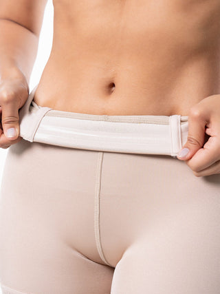 Short Modelador Meia Coxa MariaE na cor Latte – detalhe do acabamento. Levanta Bumbum. Ref. SO100ST