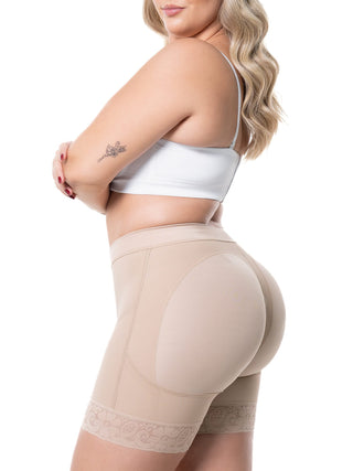 Short Modelador Meia Coxa MariaE na cor Latte – vista de perfil. Levanta Bumbum. Ref. SO302SR