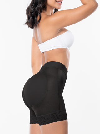 Short Modelador Meia Coxa MariaE na cor Preto – vista de perfil. Levanta Bumbum. Ref. SO100ST