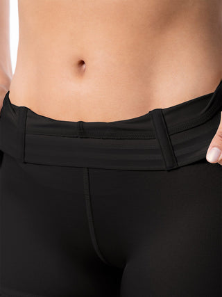 Short Modelador Meia Coxa MariaE na cor Preto – detalhe do acabamento. Levanta Bumbum. Ref. SO100ST