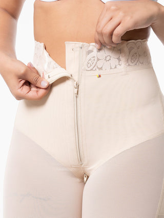 Short Modelador Meia Coxa MariaE na cor Bege – detalhe do acabamento. Reforço Abdominal. Ref. SO311SR
