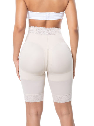 Short Modelador Meia Coxa MariaE na cor Bege – vista de costas. Reforço Abdominal. Ref. SO311SR