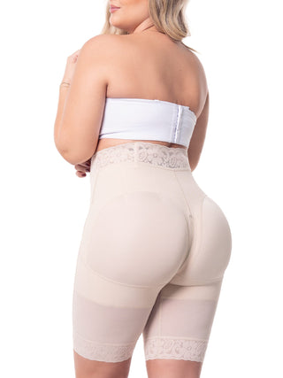 Short Modelador Meia Coxa MariaE na cor Bege – vista de perfil. Reforço Abdominal. Ref. SO311SR