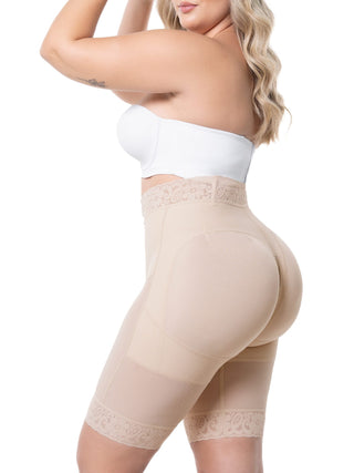 Short Modelador Meia Coxa MariaE na cor Bege – vista de perfil. Reforço Abdominal. Ref. SO311SR