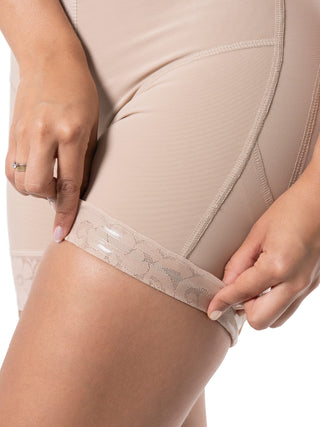 Short Modelador Sem Costura Cintura Alta MariaE na cor Latte – detalhe do acabamento. Efeito Invisível. Ref. SO304SR